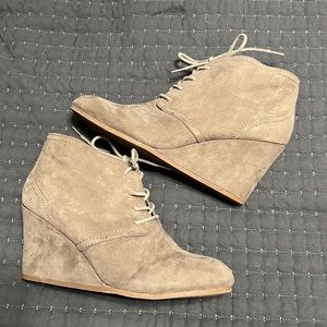 Taupe wedges